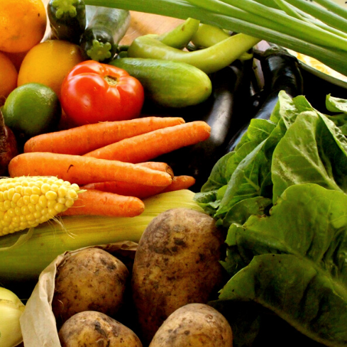 *3. Large Organic Fruit & Veggie Box