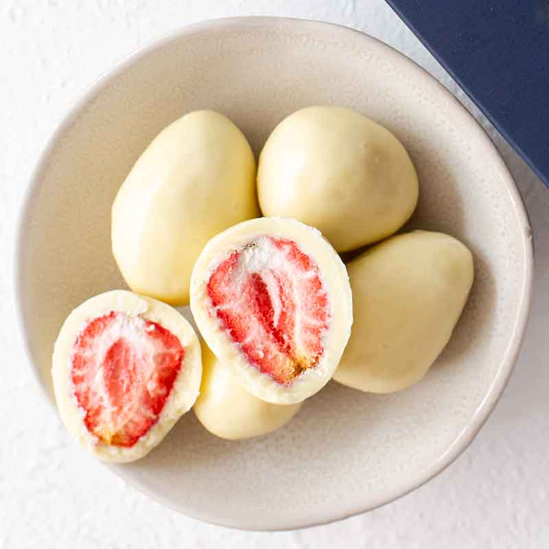 Organic White Chocolate Strawberries - Box 100g
